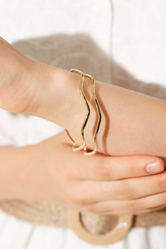 سوار أجدا ذهبي اللون مكون من قطعتين بنمط متعرج