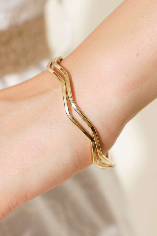 سوار أجدا ذهبي اللون مكون من قطعتين بنمط متعرج