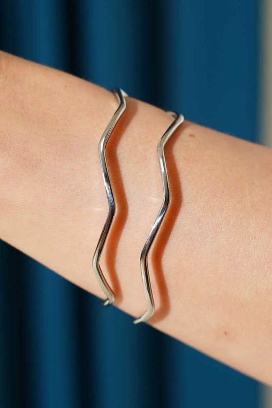 سوار أجدا فضي اللون مكون من قطعتين بنمط متعرج