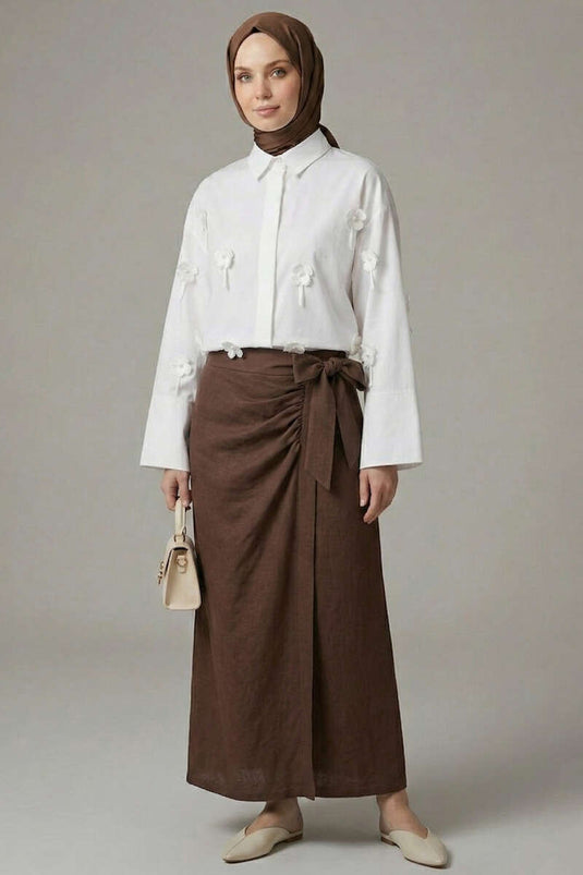 قميص مزين بتطريز ثلاثي الأبعاد على شكل زهرة بلون عاجي