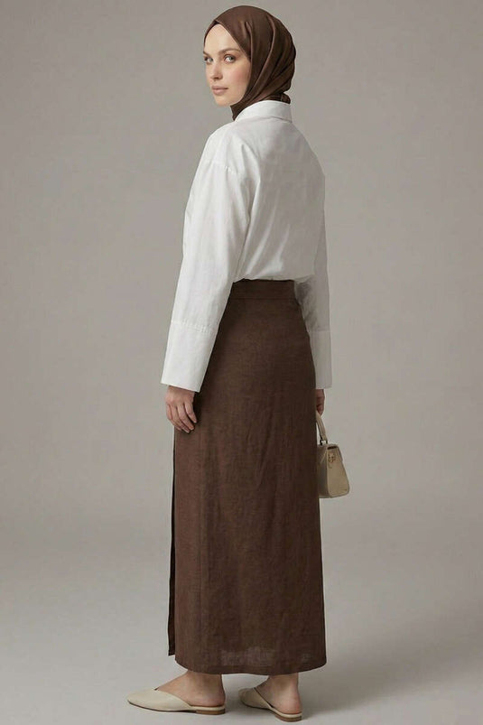 قميص مزين بتطريز ثلاثي الأبعاد على شكل زهرة بلون عاجي