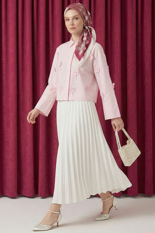 قميص وردي مزين بتطريز ثلاثي الأبعاد على شكل زهرة