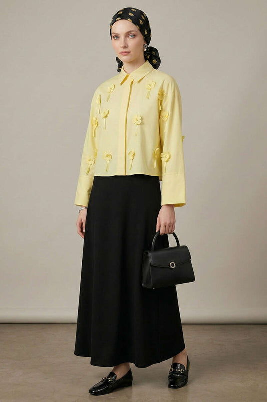 قميص أصفر مزين بتطريز ثلاثي الأبعاد على شكل زهرة