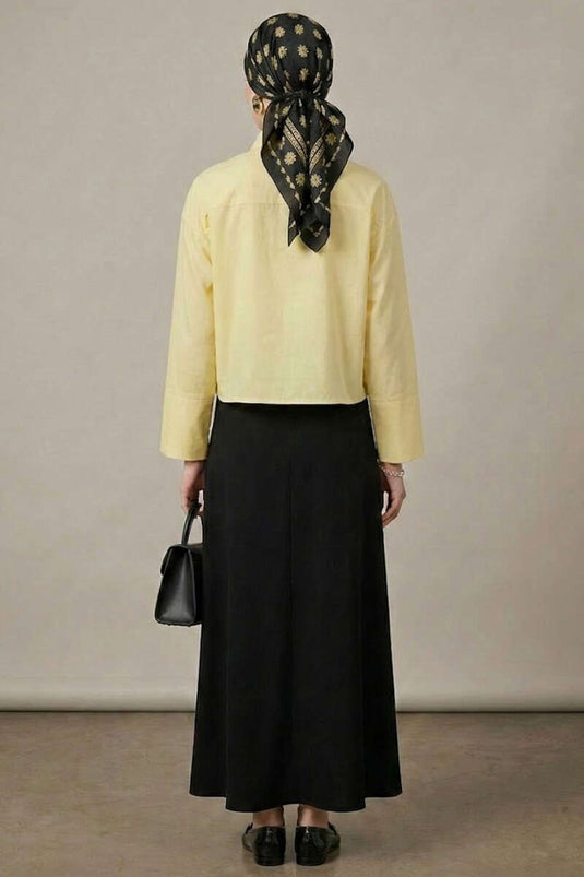 قميص أصفر مزين بتطريز ثلاثي الأبعاد على شكل زهرة