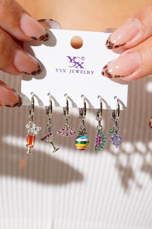 مجموعة من 6 أقراط ملونة بتصميمات رمزية، فضية اللون