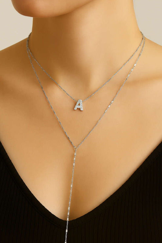 قلادة فضية على شكل سلسلة حروف