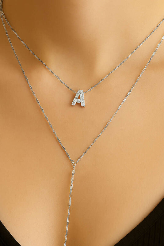 قلادة فضية على شكل سلسلة حروف