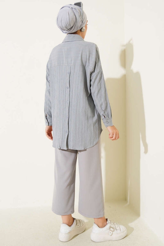 قميص أساسي بلون رمادي فاتح بنقشة لحاء الشجر