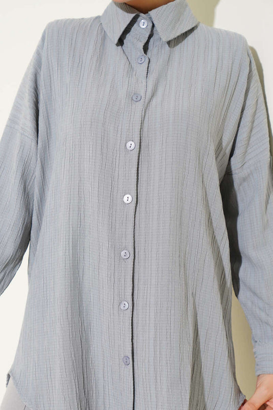 قميص أساسي بلون رمادي فاتح بنقشة لحاء الشجر