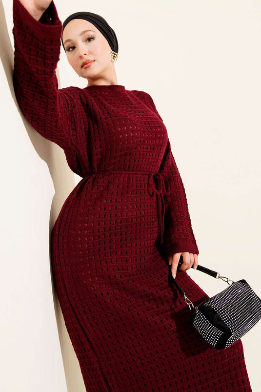 Robe En Tricot Bordeaux Avec Ceinture Brodée