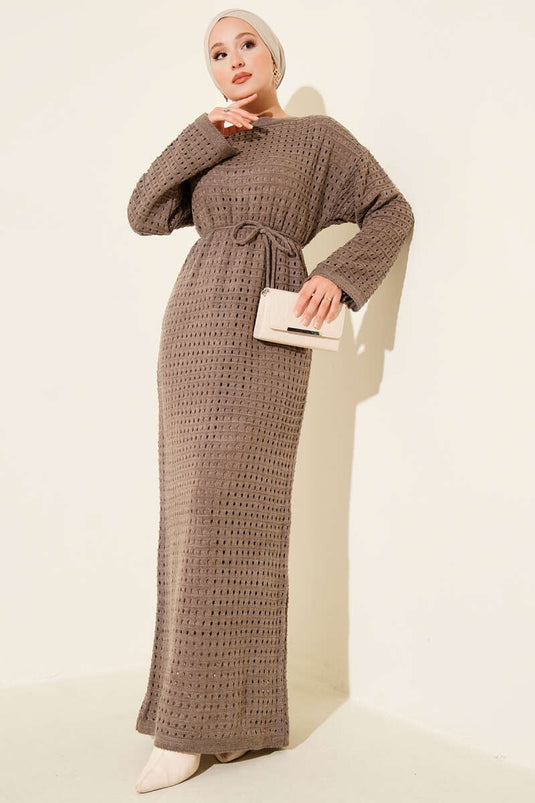 Durchbrochenes Strickkleid mit Seilgürtel, Nerz