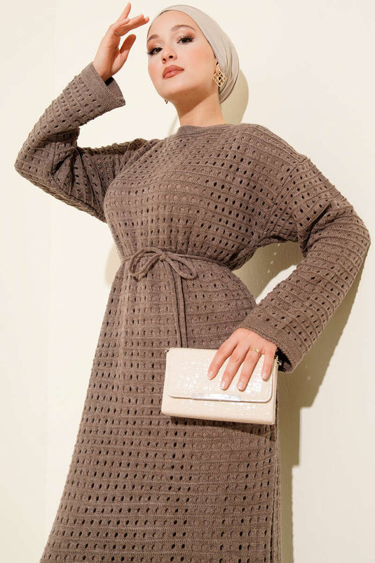 فستان محبوك مفتوح مع حزام حبل، من فرو المنك