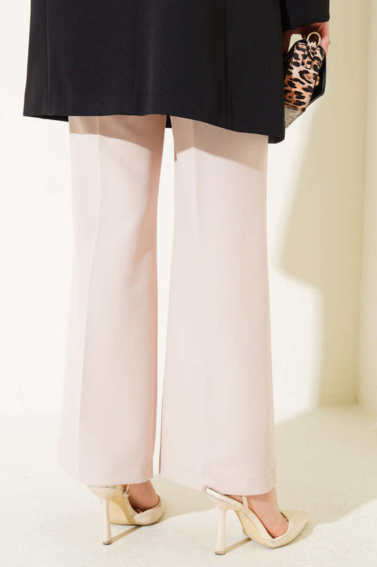 بنطلون بيج مع إكسسوارات