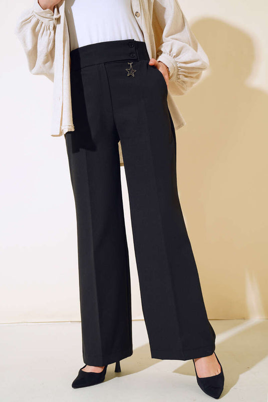 بنطلون أسود مزود بأكسسوارات