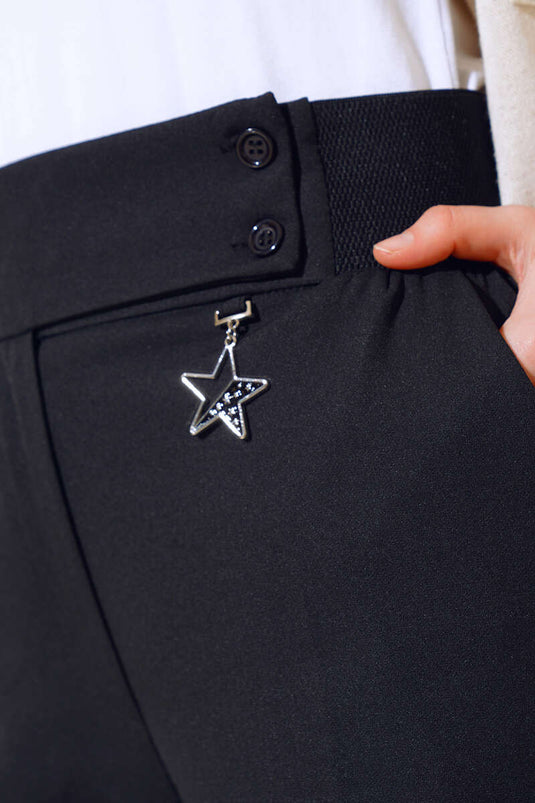 Schwarze Hose mit Accessoires