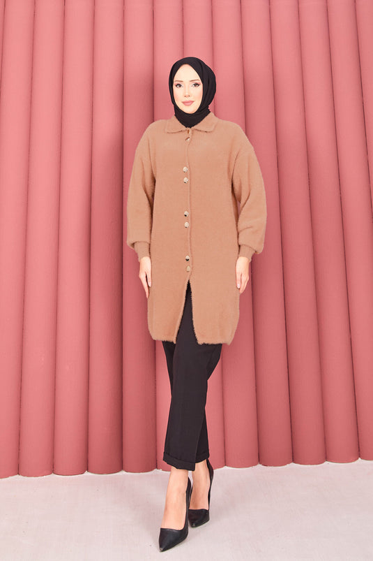 Hijab, cardigan en angora camel à boutons dorés