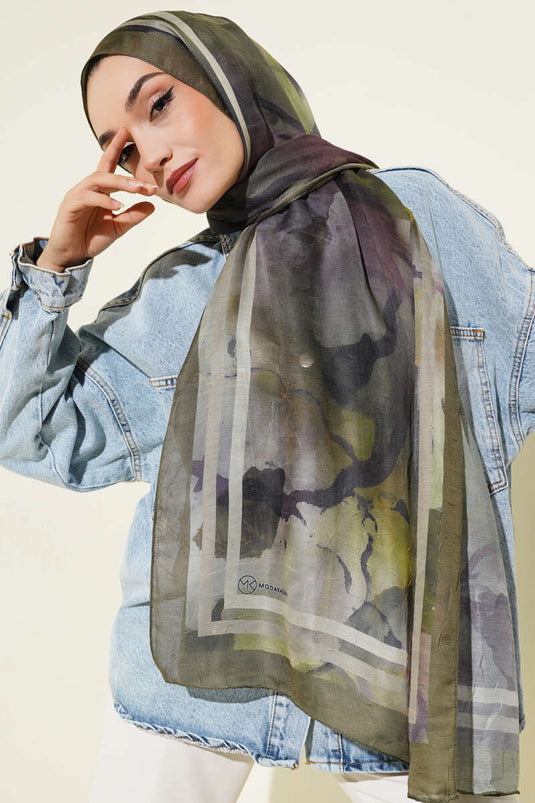 شال مخطط من سلسلة العنبر بلون زيتي