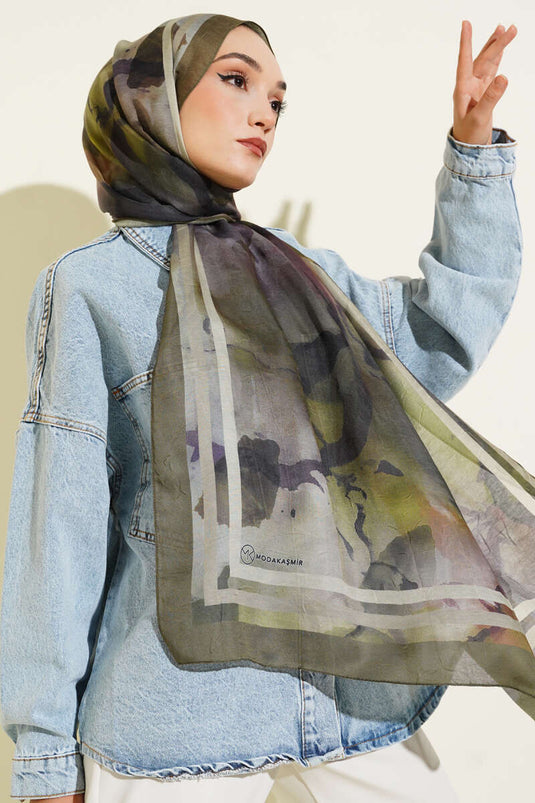 شال مخطط من سلسلة العنبر بلون زيتي