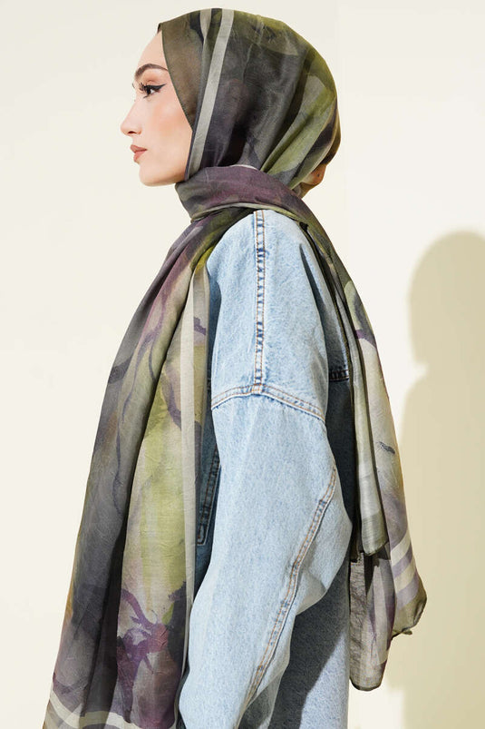 شال مخطط من سلسلة العنبر بلون زيتي