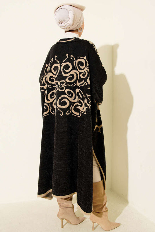 Poncho noir en angora avec col et boutons détaillés