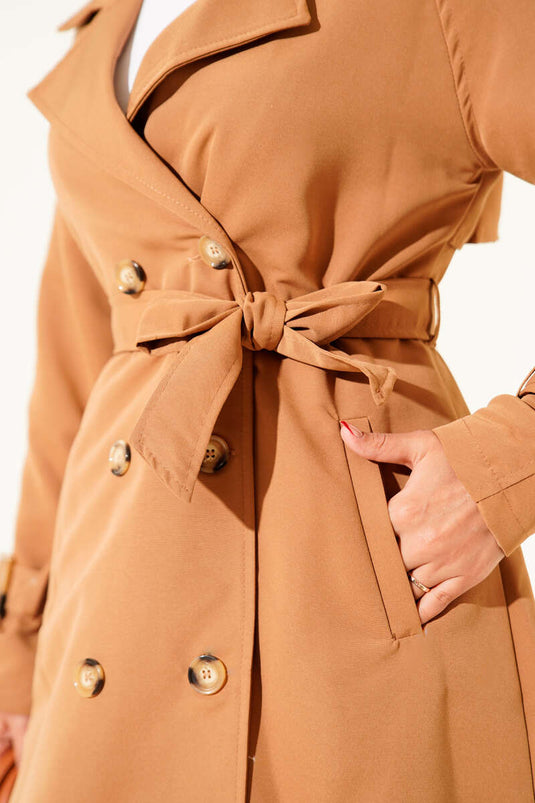 معطف ترنش مزدوج الصدر مع كتاف بلون الجمل