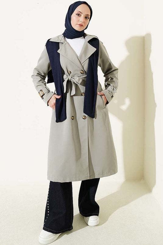 Gabardina Gris Con Cuello Cruzado Y Hombreras