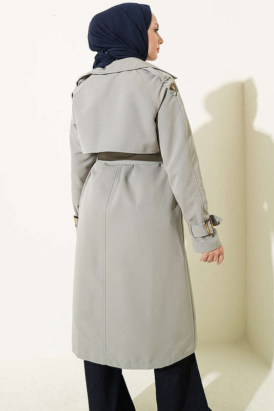 Gabardina Gris Con Cuello Cruzado Y Hombreras