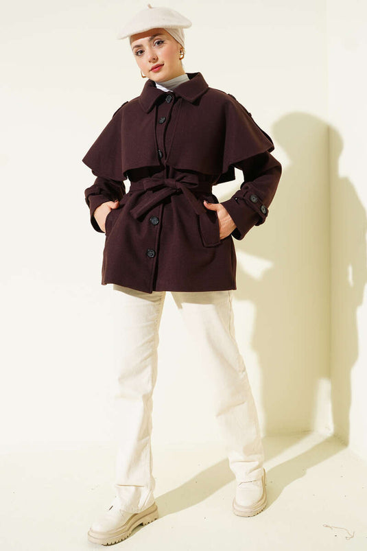 Manteau court en cachemire avec cape à épaulettes, marron foncé.