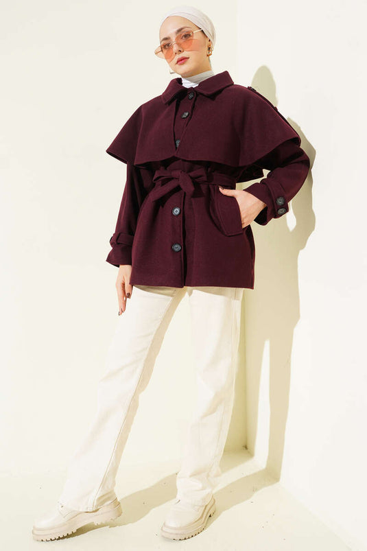 Manteau court en cachemire bordeaux avec épaulettes et cape