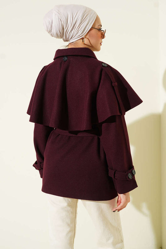 Manteau court en cachemire bordeaux avec épaulettes et cape