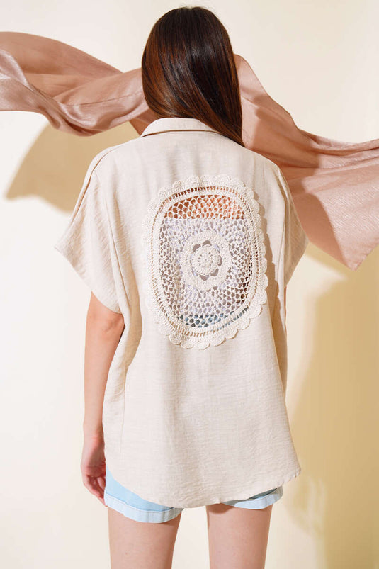 قميص فاكير بأكمام من الدانتيل باللون البيج