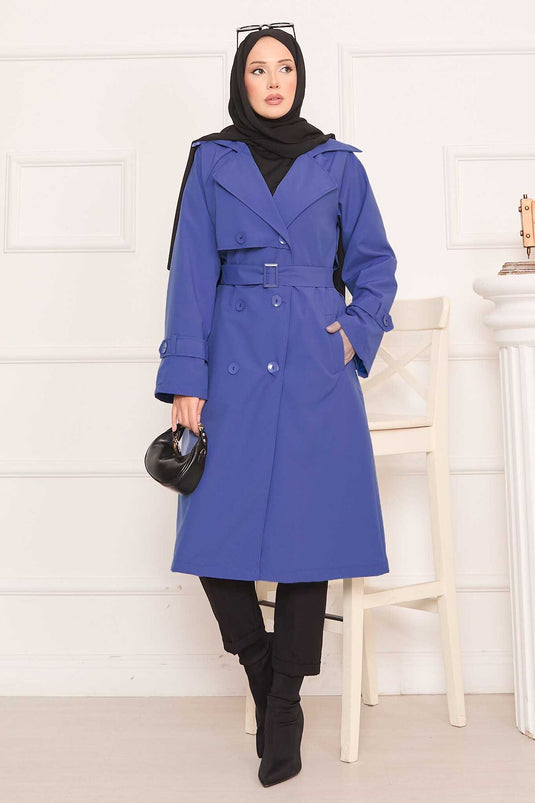 معطف ترنش نيلي للحجاب مع حزام قابل للإزالة وتفاصيل أزرار في الخلف
