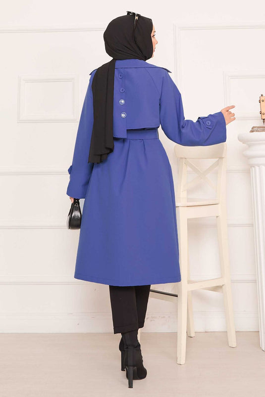 معطف ترنش نيلي للحجاب مع حزام قابل للإزالة وتفاصيل أزرار في الخلف