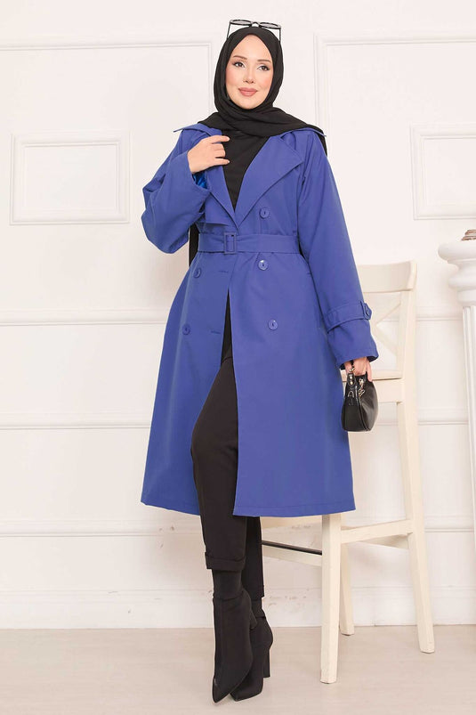 معطف ترنش نيلي للحجاب مع حزام قابل للإزالة وتفاصيل أزرار في الخلف