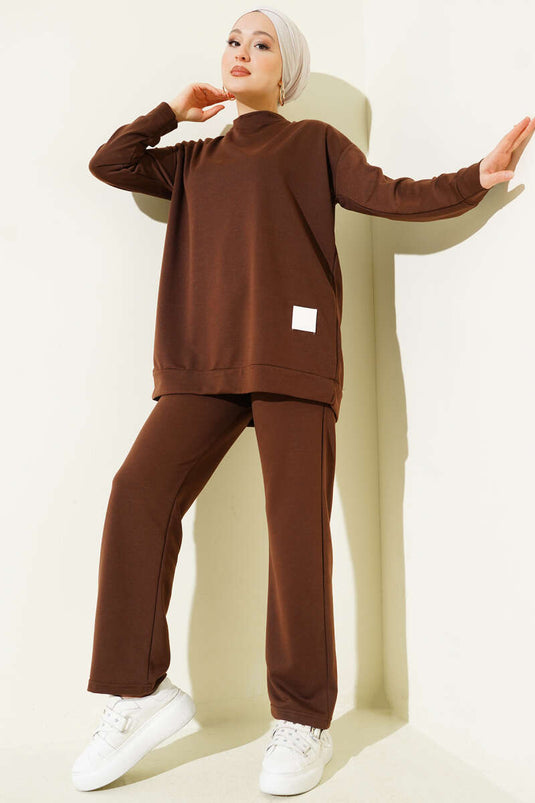طقم أساسي مزدوج بتفصيل شعار باللون البني
