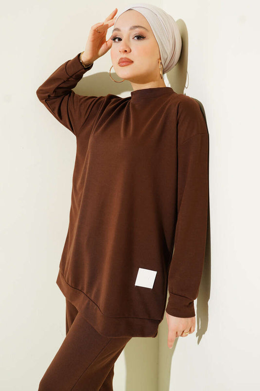 طقم أساسي مزدوج بتفصيل شعار باللون البني