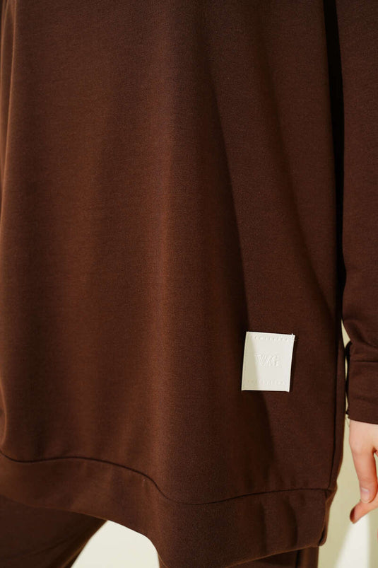 طقم أساسي مزدوج بتفصيل شعار باللون البني