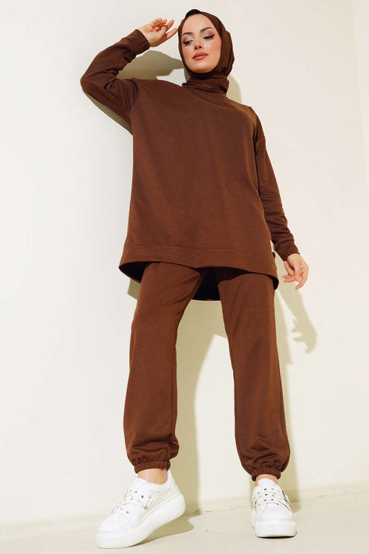 بدلة مزدوجة مع تفاصيل شعار، بني