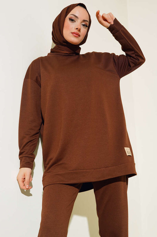 بدلة مزدوجة مع تفاصيل شعار، بني