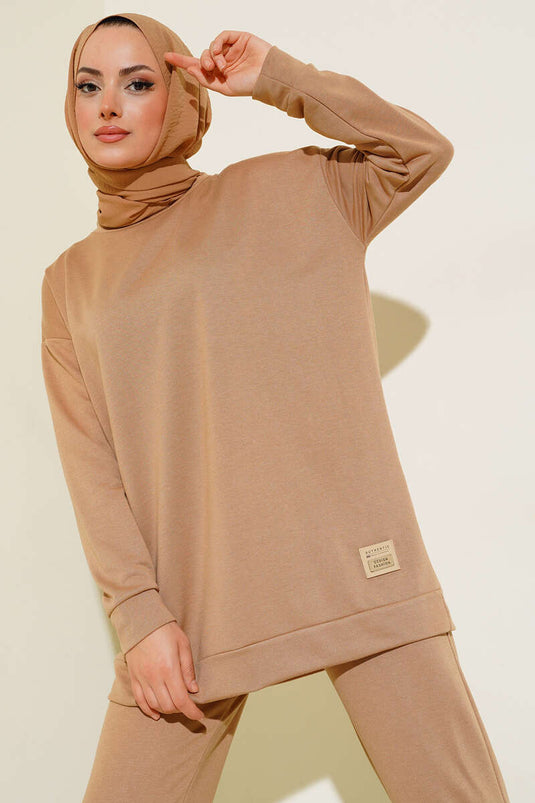 طقم لاتيه مكون من قطعتين مع تفاصيل شعار