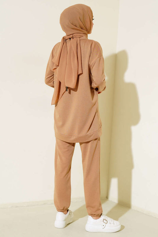 طقم لاتيه مكون من قطعتين مع تفاصيل شعار