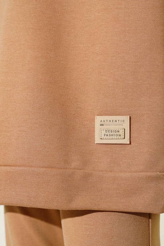 طقم لاتيه مكون من قطعتين مع تفاصيل شعار