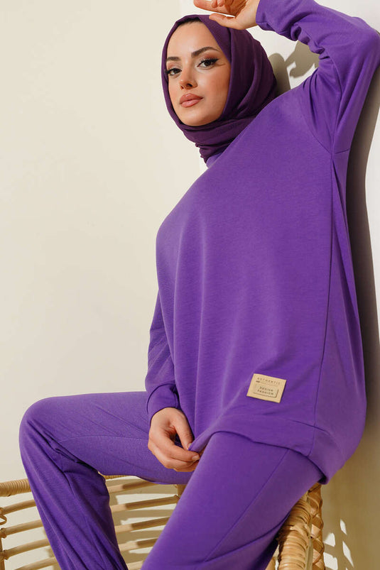 بدلة مزدوجة مع تفاصيل الشعار باللون الأرجواني