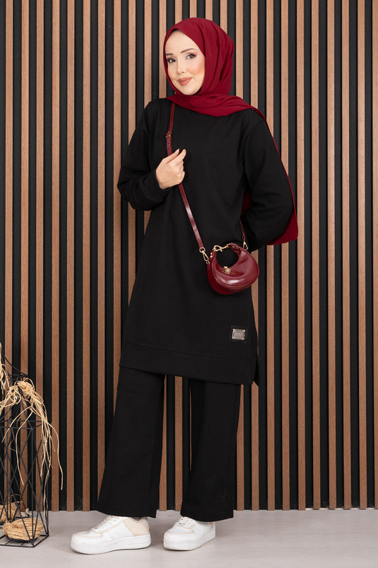 Ensemble hijab deux pièces sport orné d'un emblème, noir