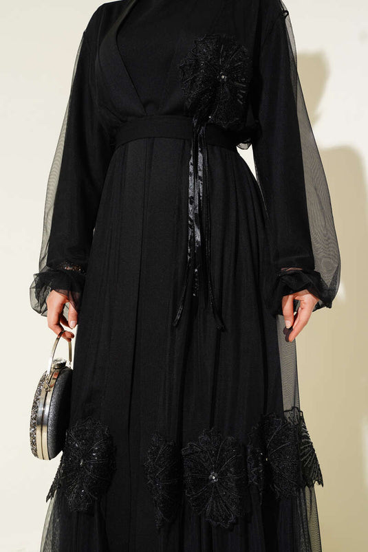 Abaya de tul negra con emblema detallado