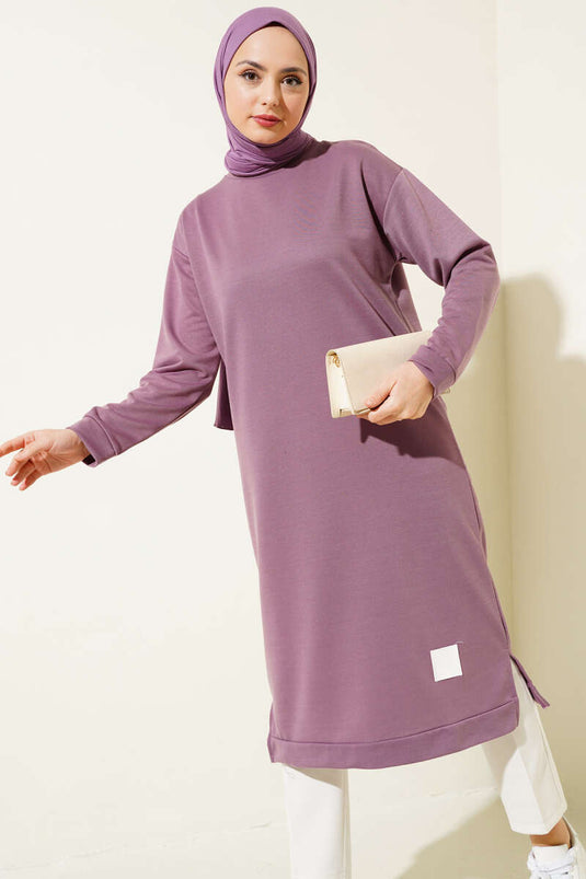 سترة طويلة مع تفاصيل الشعار باللون الأرجواني