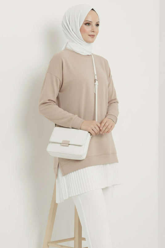 Tunique beige avec jupe inférieure plissée et emblème