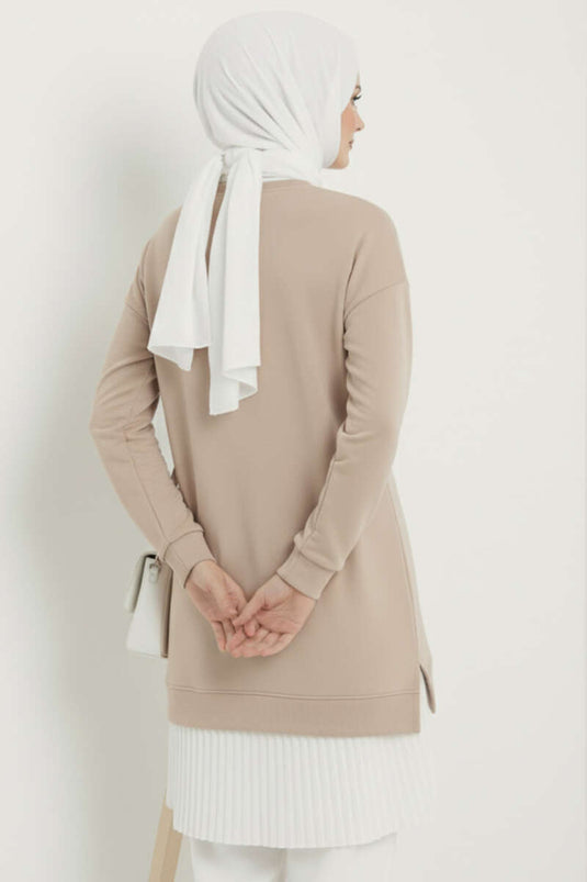 Tunique beige avec jupe inférieure plissée et emblème