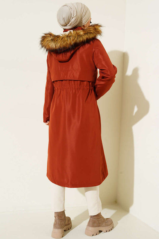 Carreau de manteau froncé à la taille brodée