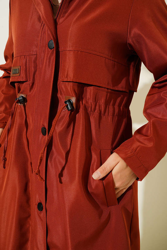 Carreau de manteau froncé à la taille brodée